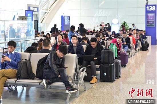 12月9日，旅客在成都机场等待登机。（成都机场供图）